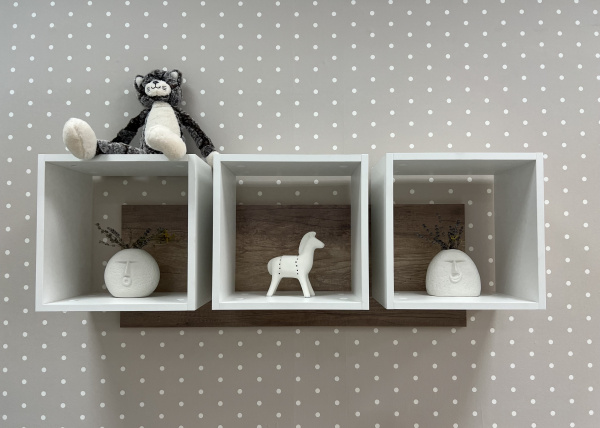 Полка настенная Квадрат-3 (дуб каньон+белый) 1136 мм от Династия Kids